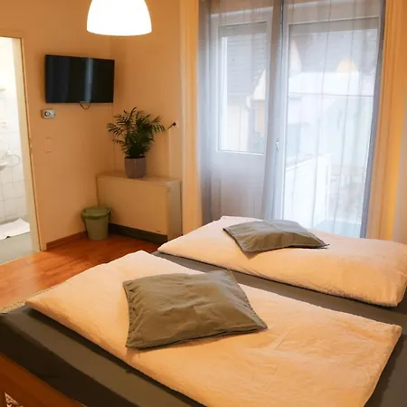 Cafe-konditorei-pension Sander בית הארחה